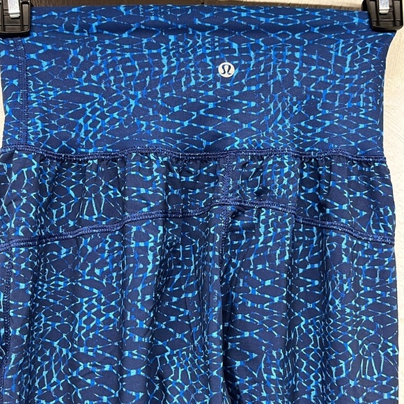 Lululemon Tranquil Crop Samba Snake Kayak Blue Hero sz 4 - Picture 6 of 8